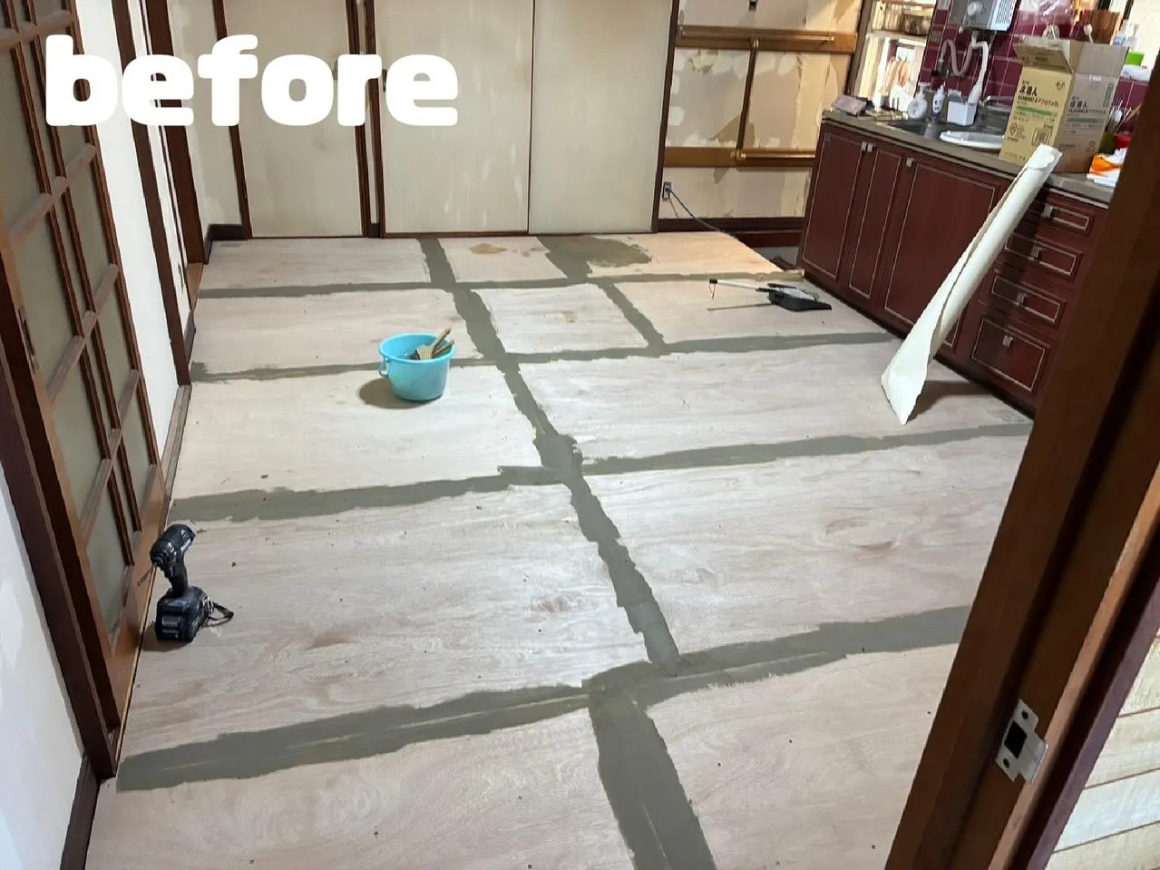 リビングのフロアシートと、天井クロスをリフォーム！