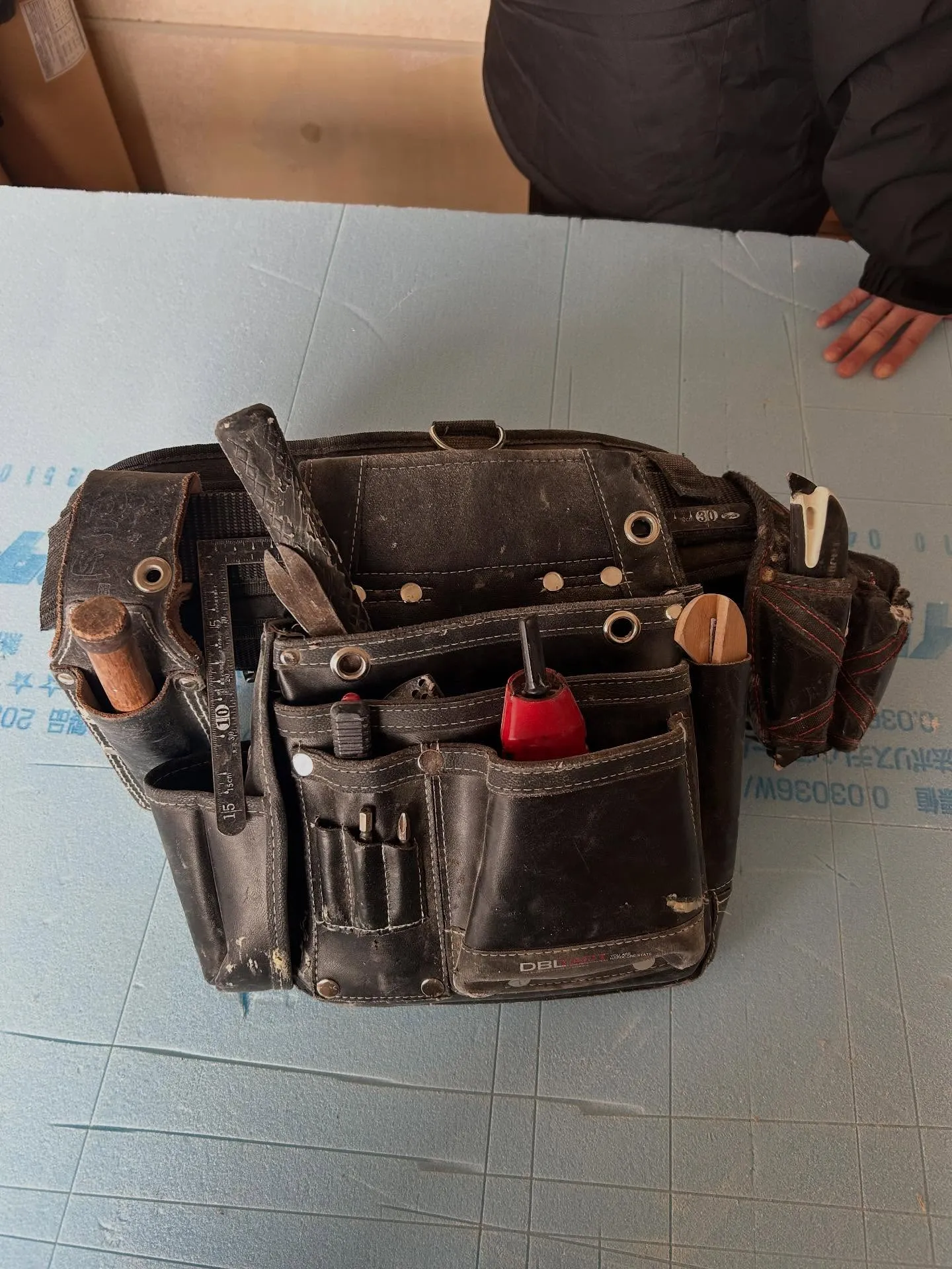 建築関係、内装工事関係の人が腰に巻いている工具入れ(腰袋)の...