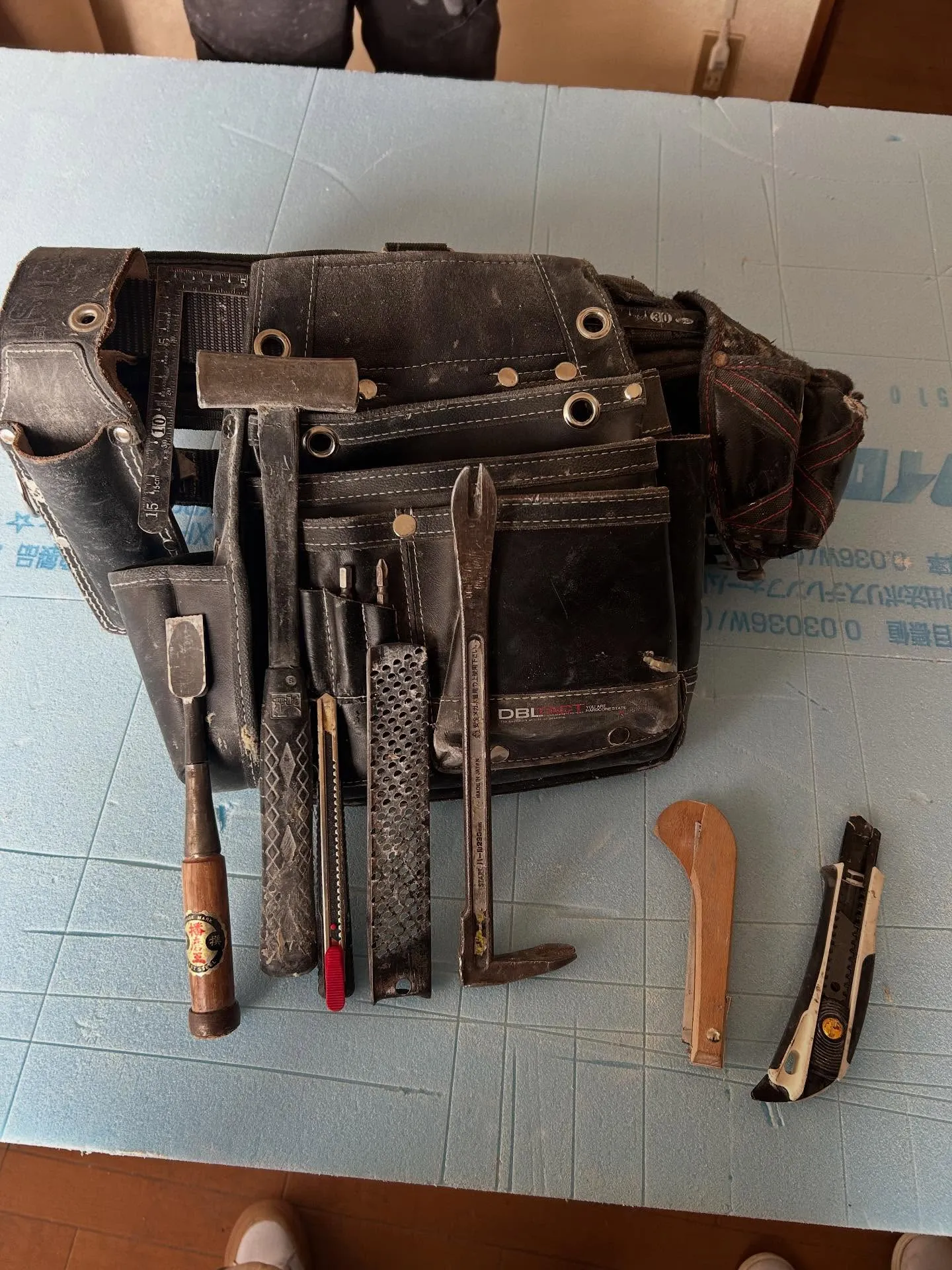 建築関係、内装工事関係の人が腰に巻いている工具入れ(腰袋)の...